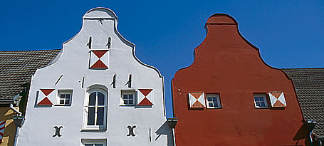 Ferienhaus Insel Poel - Die barocken Giebel der alten Speicher am Hafen