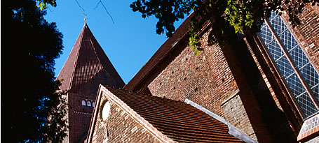 Ferienhaus Insel Poel - Der gotische Kirchenbau mit seinem markanten Turm dient den Seeleuten als Landmarke